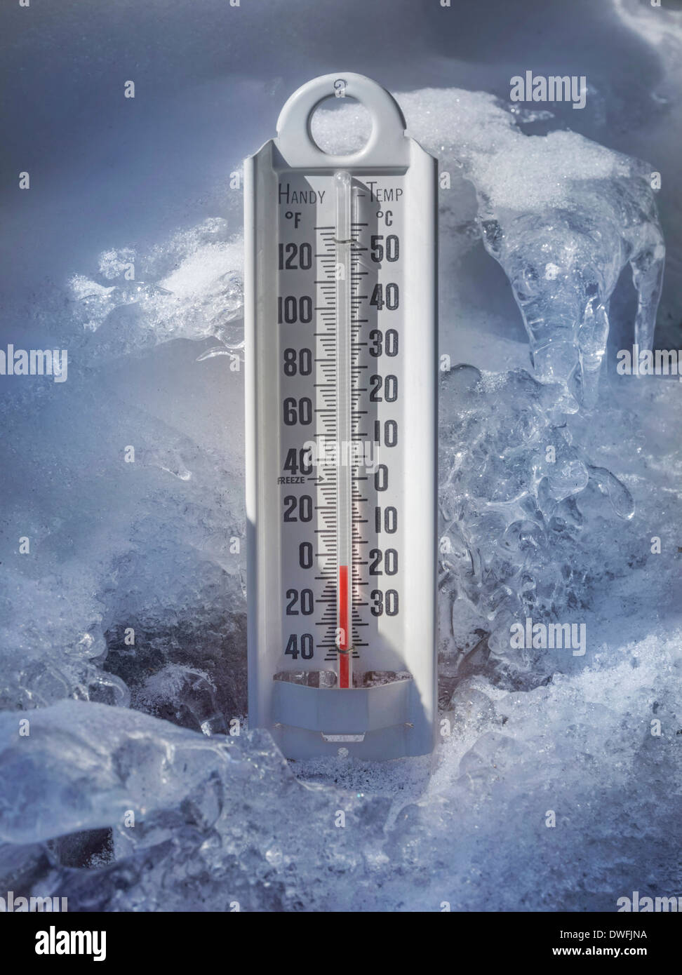 Eis kalt Thermometer in Eis und Schnee, um die globale Erwärmung zu veranschaulichen Stockfoto