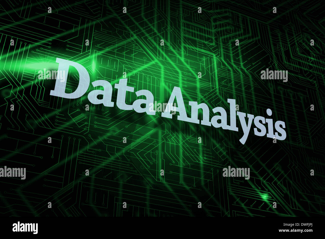 Analyse der Daten gegen grüne und schwarze Platine Stockfoto