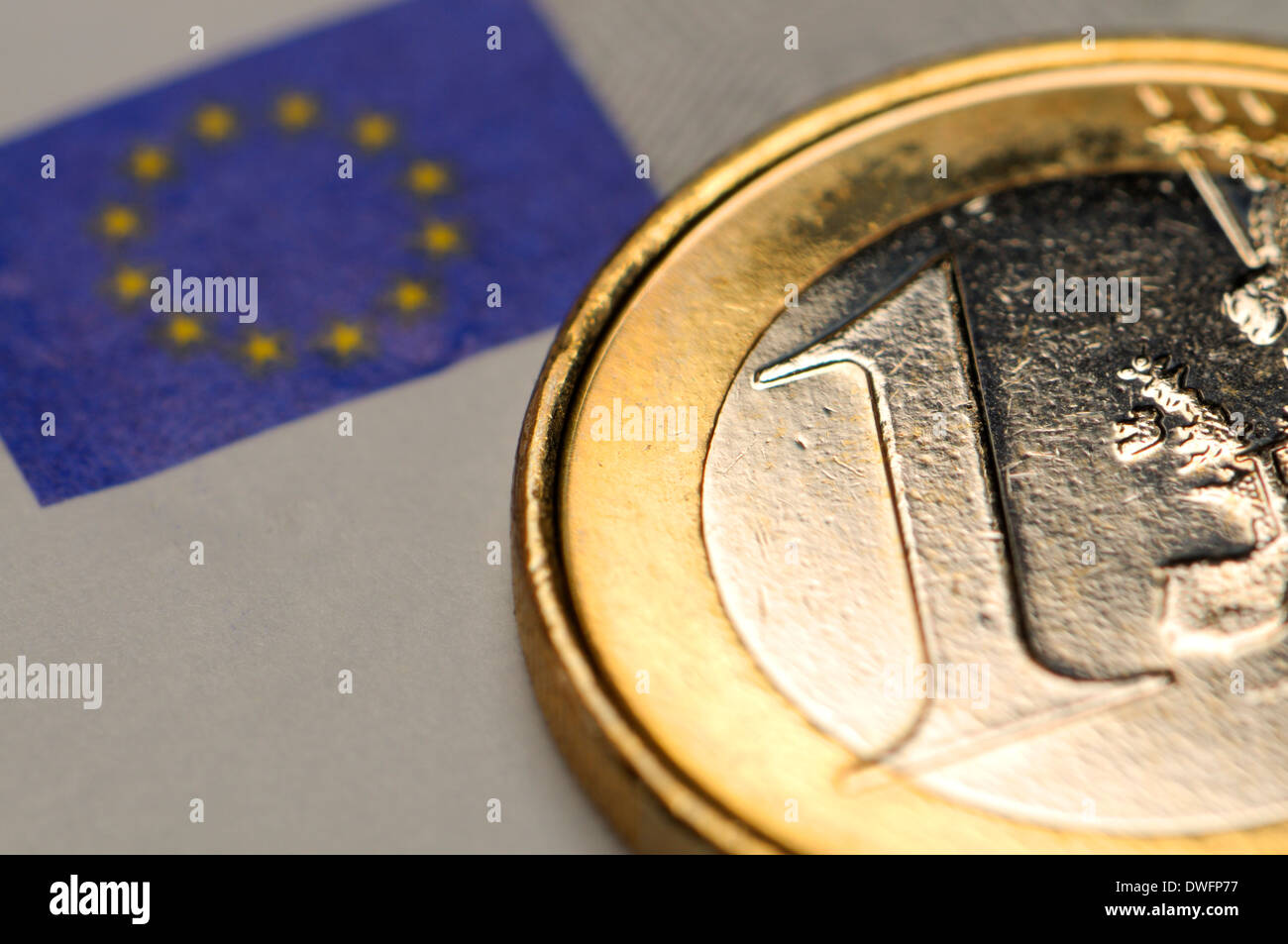 1-Euro-Münze auf €5-Euro-Schein Stockfoto