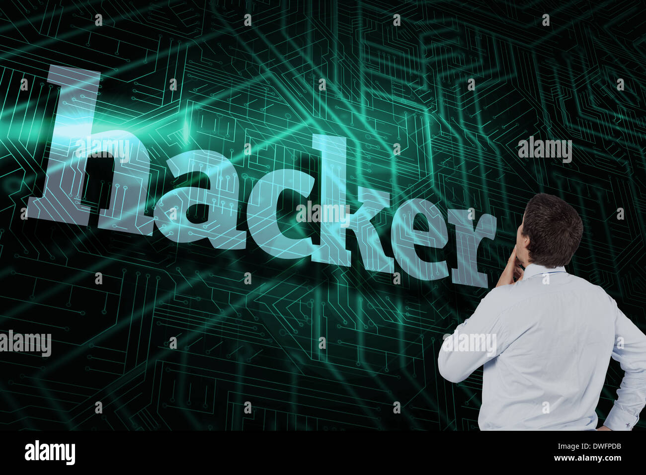Hacker gegen grüne und schwarze Platine Stockfoto