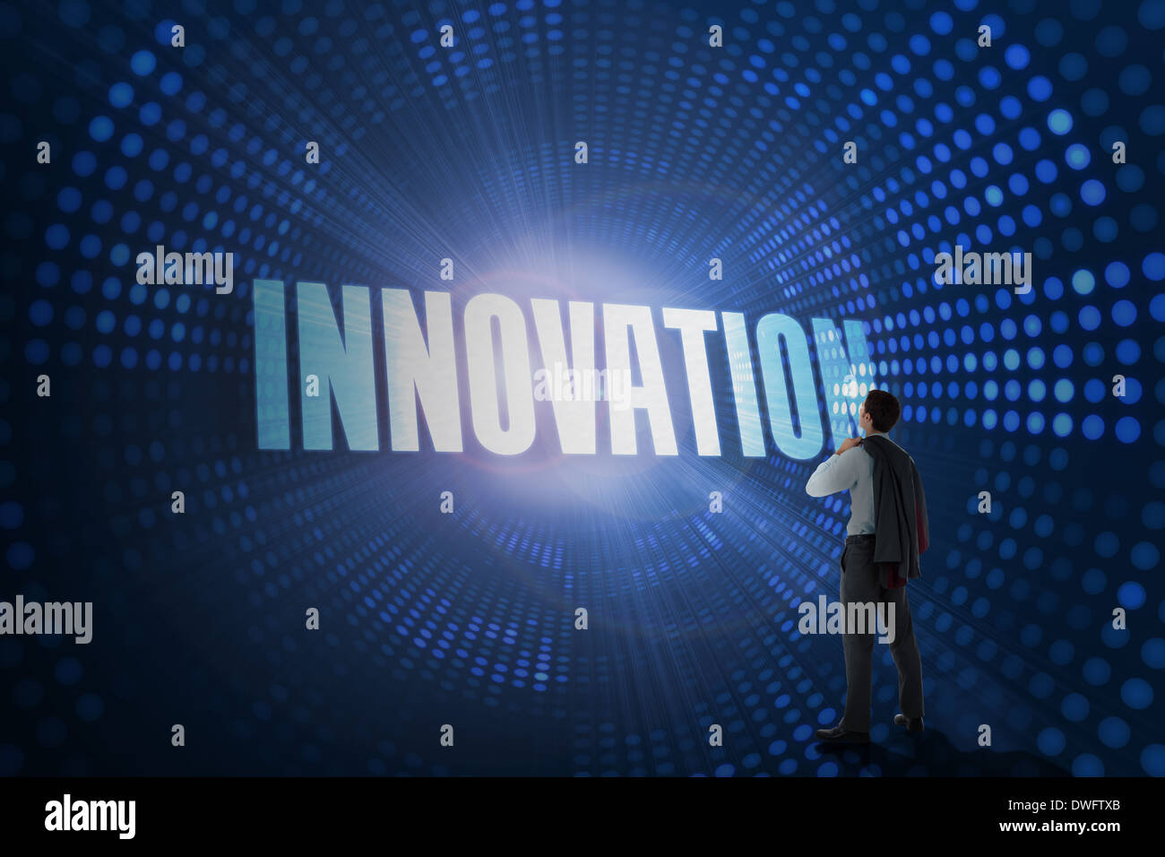 Innovation gegen futuristische gepunkteten blauen und schwarzen Hintergrund Stockfoto