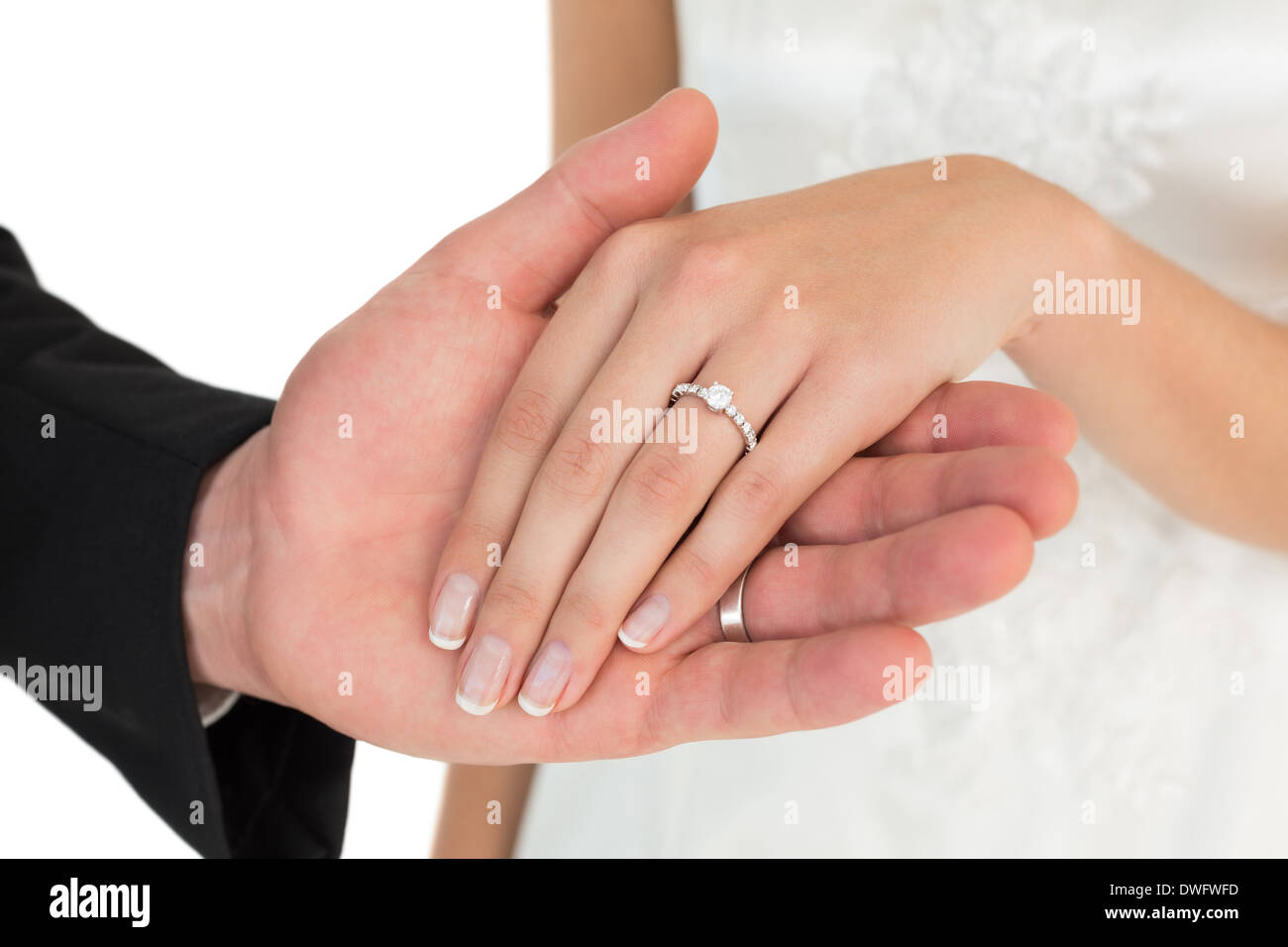 Zugeschnittenes Bild der frisch vermählte Paar Hand in Hand Stockfoto