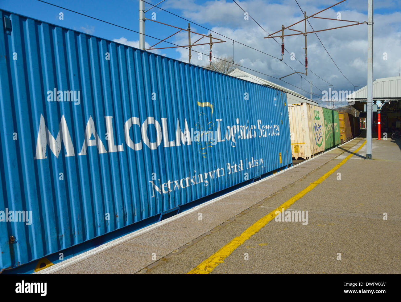 MALCOLM Logistik-Dienstleistungen. Rail Freight Container. Oxenholme Bahnhof, West Coast Main Line, Cumbria, England-Vereinigtes Königreich, Europa. Stockfoto