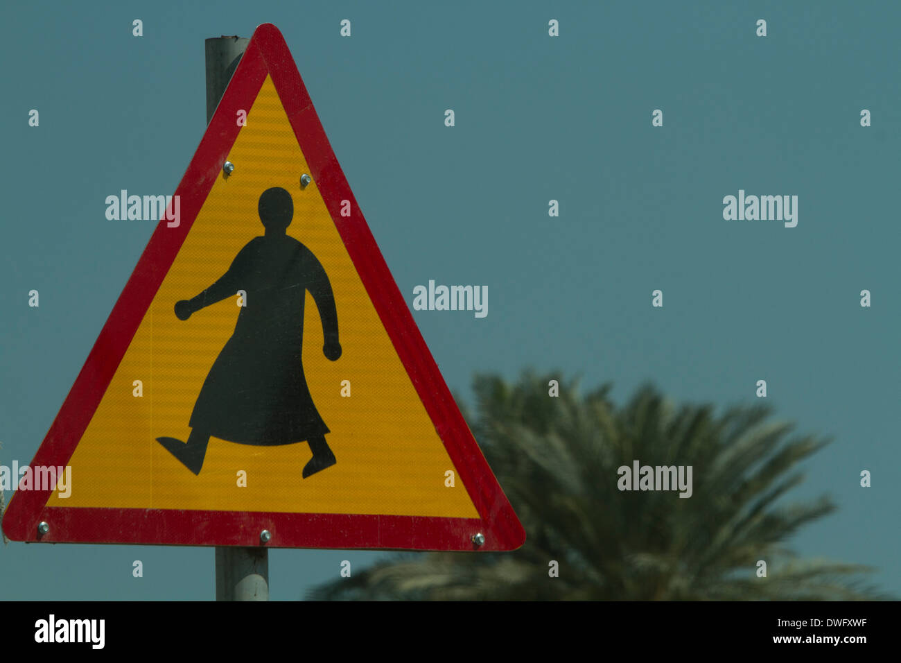 Katar Doha No Jaywalking Wandern Mann In Roben Zeichen Stockfoto