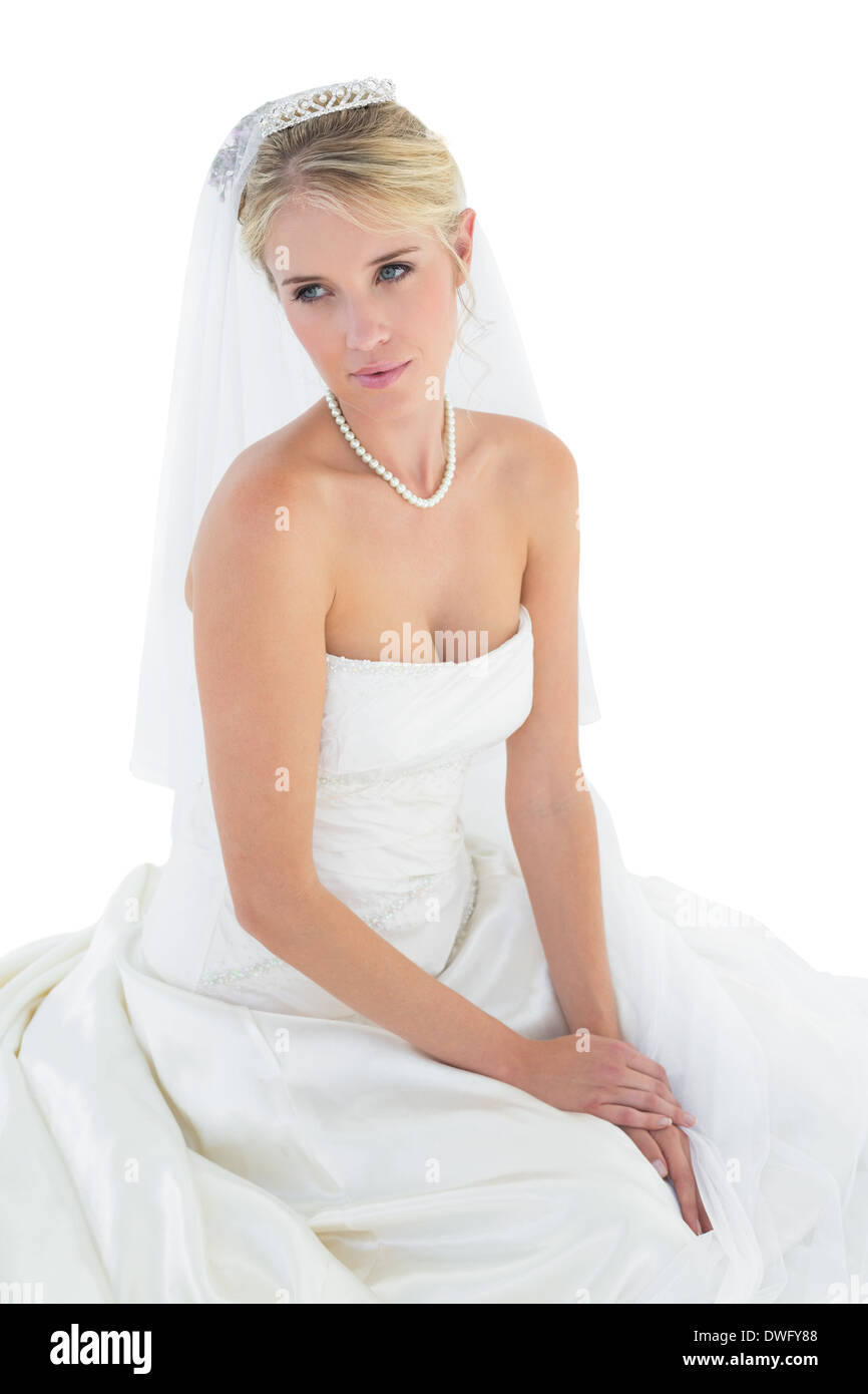 Nachdenkliche junge Braut im off Shoulder Kleid Stockfoto