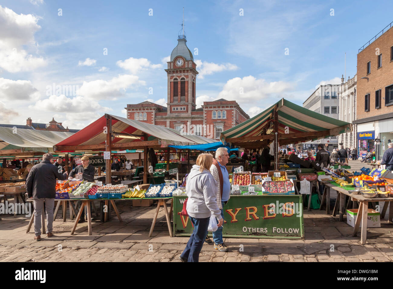 Obst und Gemüse im Chesterfield Markt mit der Markthalle in der Ferne, Chesterfield, England, Großbritannien Stockfoto