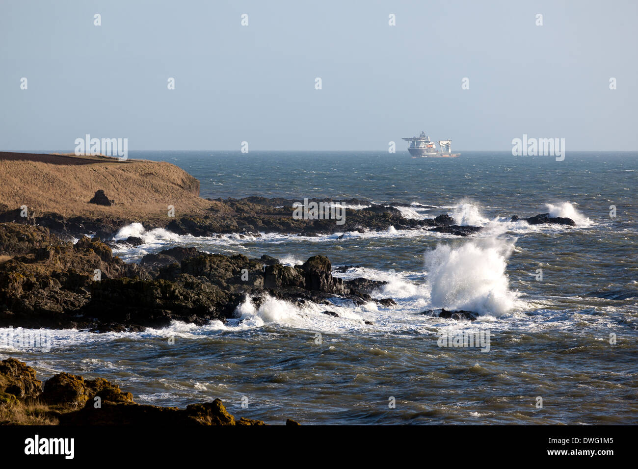 Öl-Versorgungsschiff am Meer nähert sich vorsichtig Eingang zum Hafen von Montrose. N.E.Scotland Stockfoto