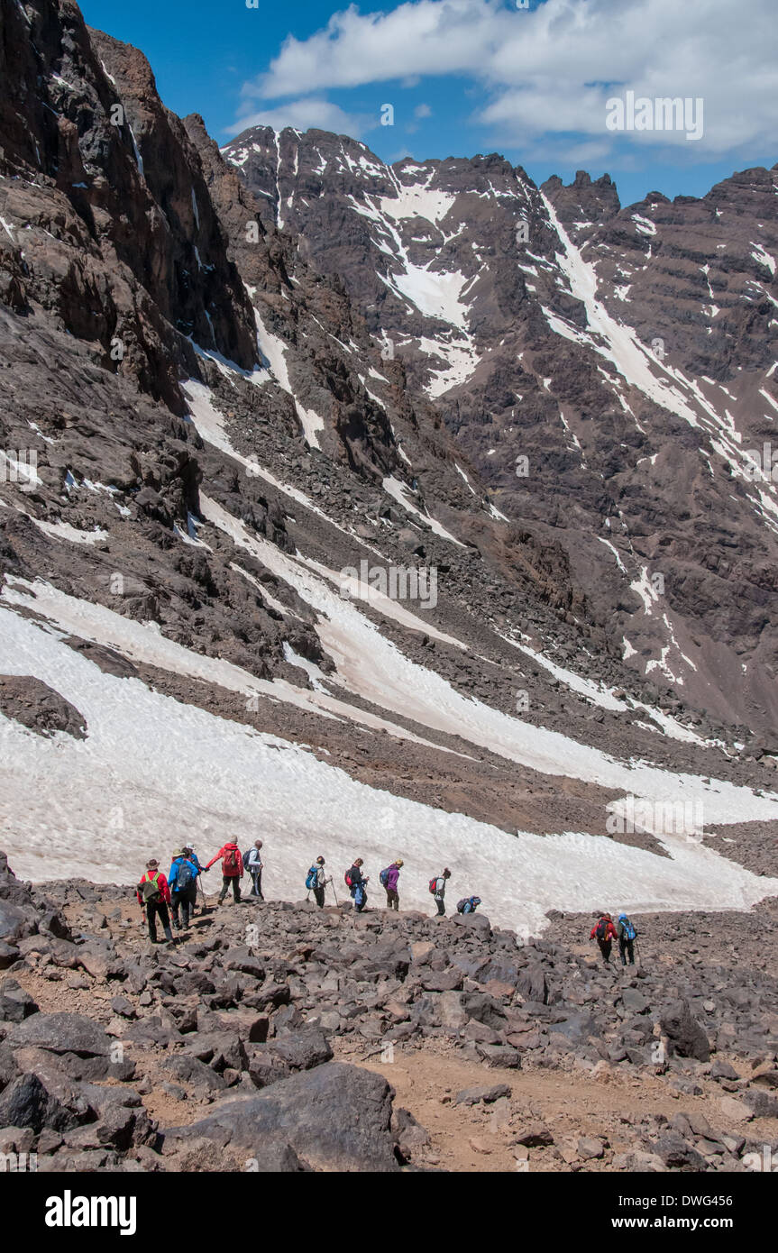 Eine Gruppe von Wanderern, die Rückkehr vom Gipfel des Toubkal in Marokko Stockfoto