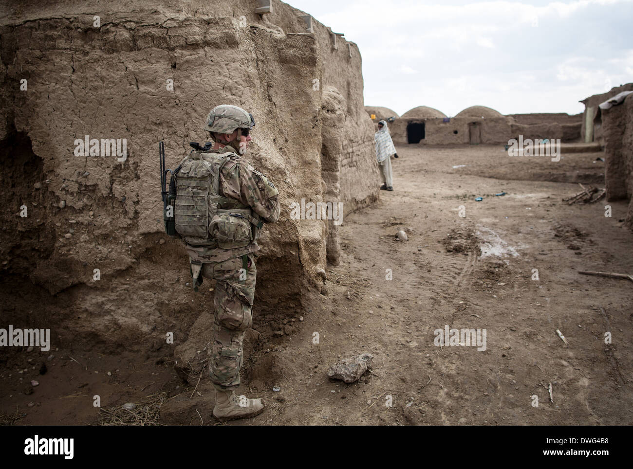 Ein US-Soldat während einer Patrouille der Aufklärung in einem Dorf bei Betrieb Alamo Scout 12. Februar 2014 in der Provinz Kandahar, Afghanistan. Stockfoto