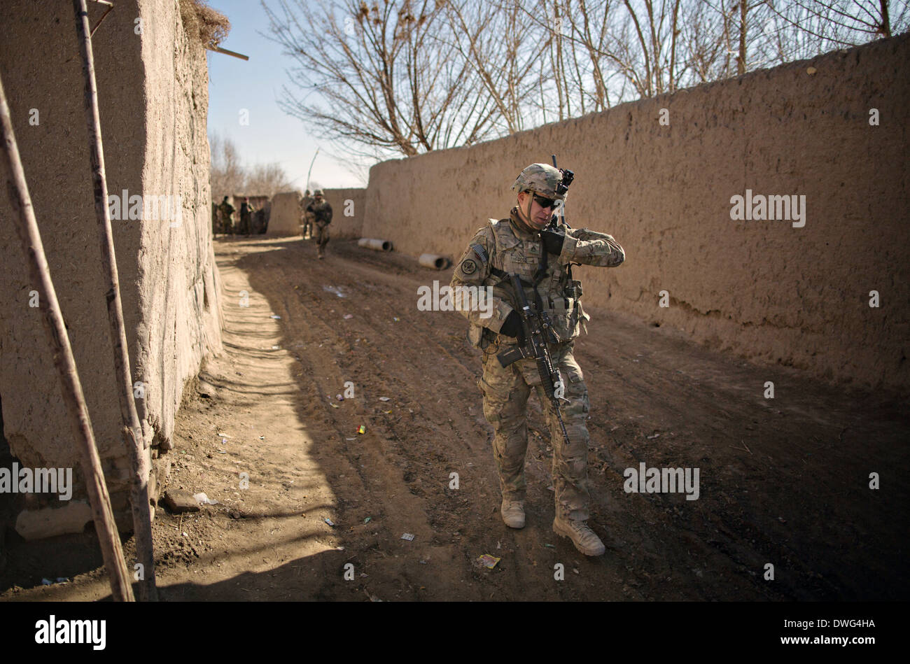Ein US-Soldat während einer Patrouille der Aufklärung in einem Dorf bei Betrieb Alamo Scout 12. Februar 2014 in der Provinz Kandahar, Afghanistan. Stockfoto