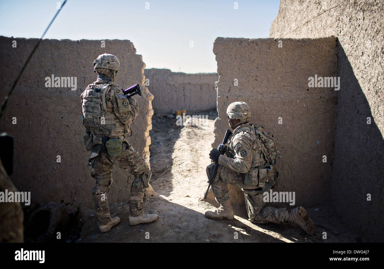 US-Armeesoldaten bieten Sicherheit für afghanische Soldaten suchen eine Verbindung während einer Patrouille der Aufklärung während Betrieb Alamo Scout 12. Februar 2014 in der Provinz Kandahar, Afghanistan. Stockfoto