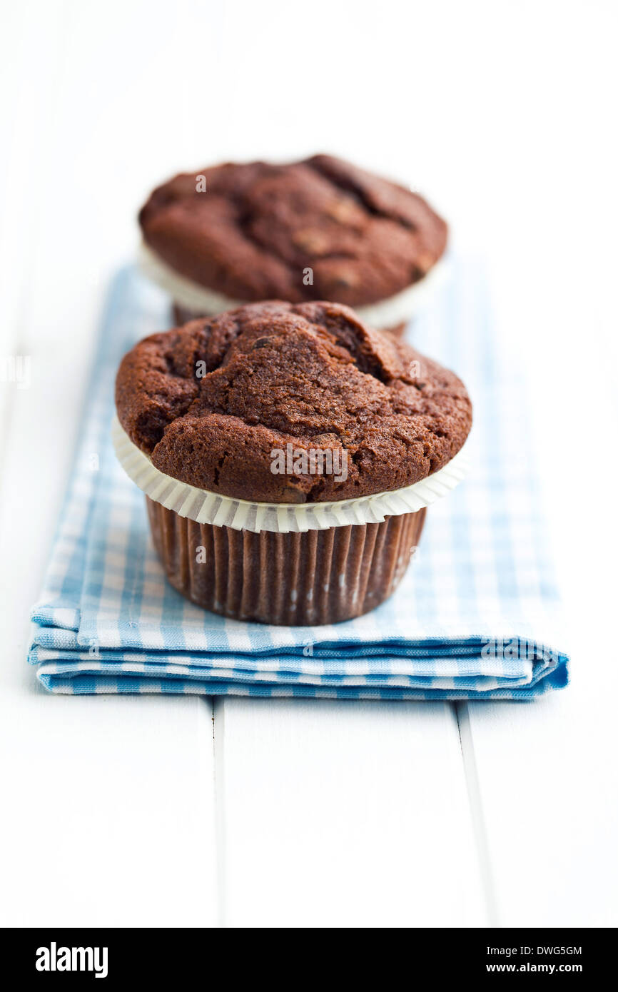 Schokoladen-Muffins auf Küchentisch Stockfoto