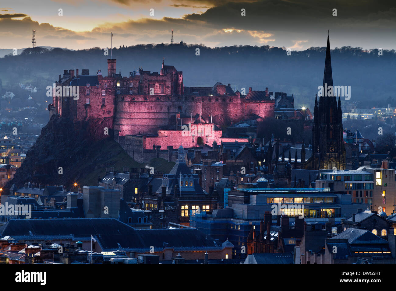 Edinburgh Castle in der Abenddämmerung aus aus Salisbury Crags gesehen. Stockfoto