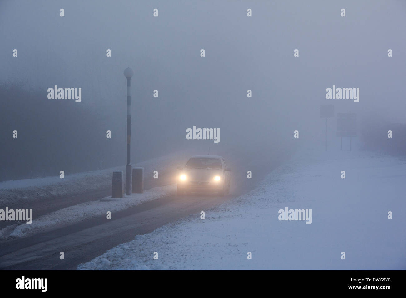 Winter bei frostigen Nebel auf einer Landstraße in Yorkshire im Vereinigten Königreich fahren. Stockfoto