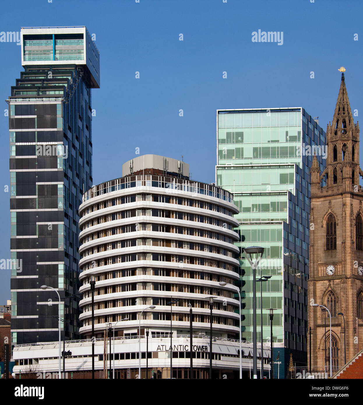 Eine Mischung aus alten und modernen Architektur in der Stadt von Liverpool im Nordwesten Englands im Vereinigten Königreich. Stockfoto