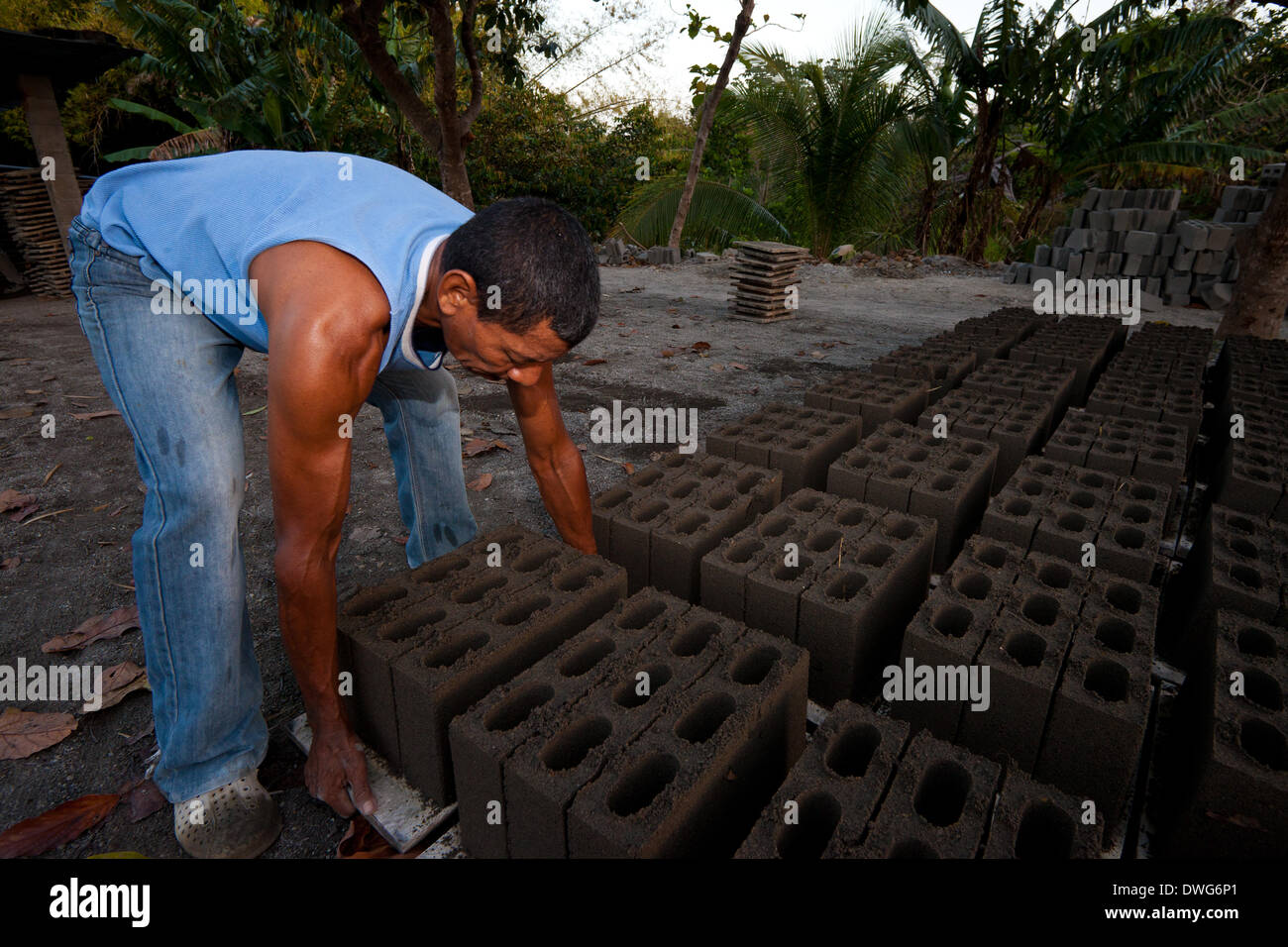 Penonome, Provinz Cocle, Republik Panama. 7. März, 2014. Guillermo Jaen, 51, trägt neu gedrückte Betonsteine am Bau Material Werk Industrias Gordon S.A in Penonome, Provinz Cocle, Republik Panama. Stockfoto