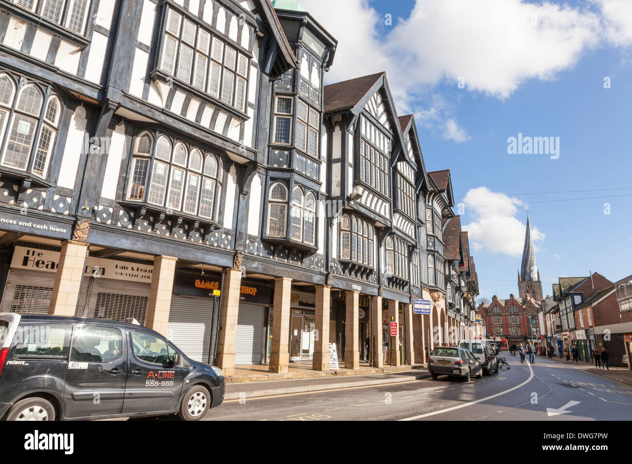 Tudor Revival Stil (aka Mock Tudor) Gebäude auf Knifesmithgate, Chesterfield, England, UK. St Marys Kirche mit dem Schiefen Turm ist in der Ferne Stockfoto
