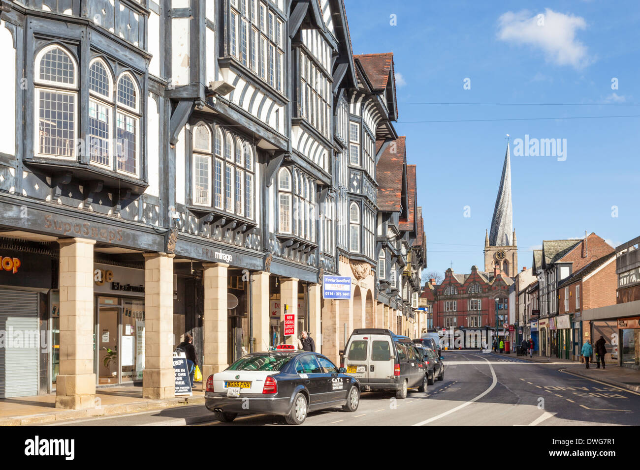 Tudor Revival (Mock Tudor) Gebäude auf Knifesmithgate in Chesterfield Stadtzentrum mit der St Marys Kirchturm in der Ferne, England, Großbritannien Stockfoto