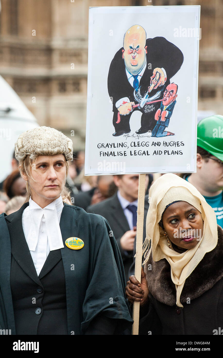 London, UK. 7. März 2014. Hunderte von Juristen und Rechtsanwälte inszeniert in Westminster aus Protest gegen Kürzungen der Prozesskostenhilfe. Sie trugen damit ein riesiges Bildnis von Chris Grayling, der Justizminister und wurden unter der Leitung von "Gerechtigkeit" in einem gold-Kostüm.  Lautsprecher im Lieferumfang enthalten - Sadiq Khan ist die Arbeits-Wartungstafel für Tooting und Schattenminister für London, Shami Chakrabarti Direktor der Freiheit, der Unschärfe Schlagzeuger-gedreht-Anwalt Dave Rowntree und Paddy Hill, einer der Birmingham sechs.  Häuser von Parlament, Westminster, London, UK 7. März 2014. Bildnachweis: Guy Bell/Alamy Live-Nachrichten Stockfoto