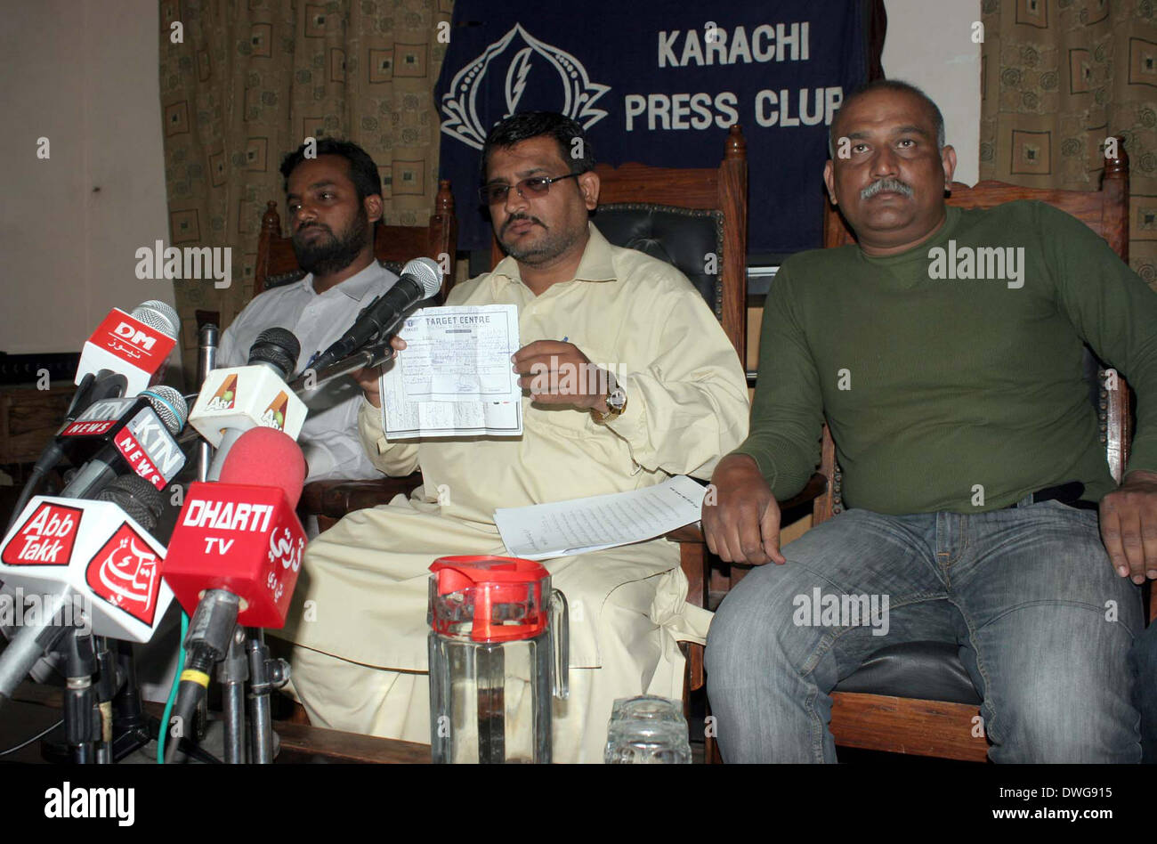 Präsident der alle Karachi Muttehida CNG Autos Welfare Association, Qayyum Khan Adressen Medien Personen gegen Verbot auferlegt Multi-Sitz-Automobil-Rickshaws durch Regierung von Sindh und anspruchsvolle veröffentlichen ihre verklebte Fahrzeuge die ergriffen von der Verkehrspolizei, während einer Pressekonferenz im Presseclub Karachi auf Freitag, 7. März 2014. Stockfoto