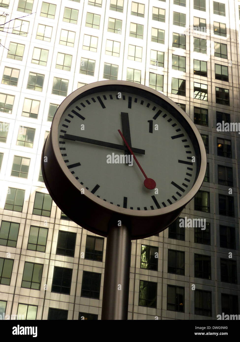 Uhr außerhalb einer Canada Square im Canary Wharf Stockfoto