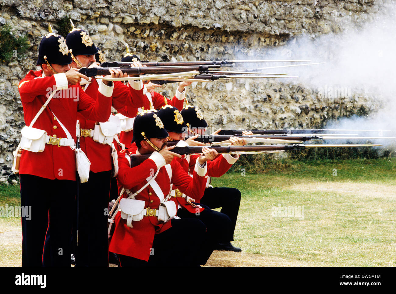 57. Middlesex Regiment, 1880, Scharfschützen schießen Volley, Reenactment des 19. Jahrhunderts britische Armee Soldat Soldaten einheitliche Uniformen England UK Gewehr Gewehre Rotröcke Stockfoto