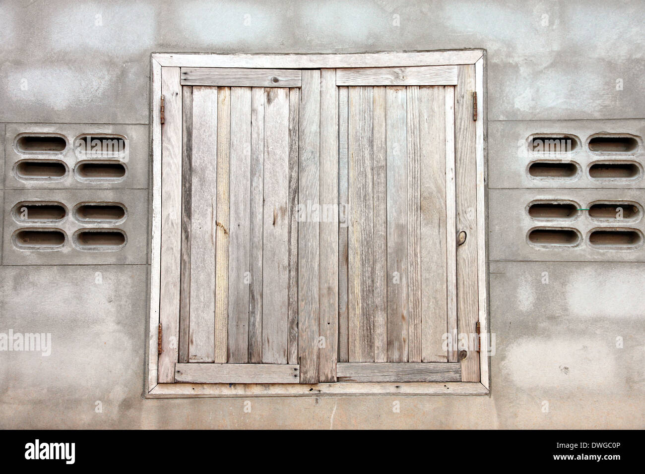 Fenster alte hölzerne in ländlichen Häusern. Stockfoto