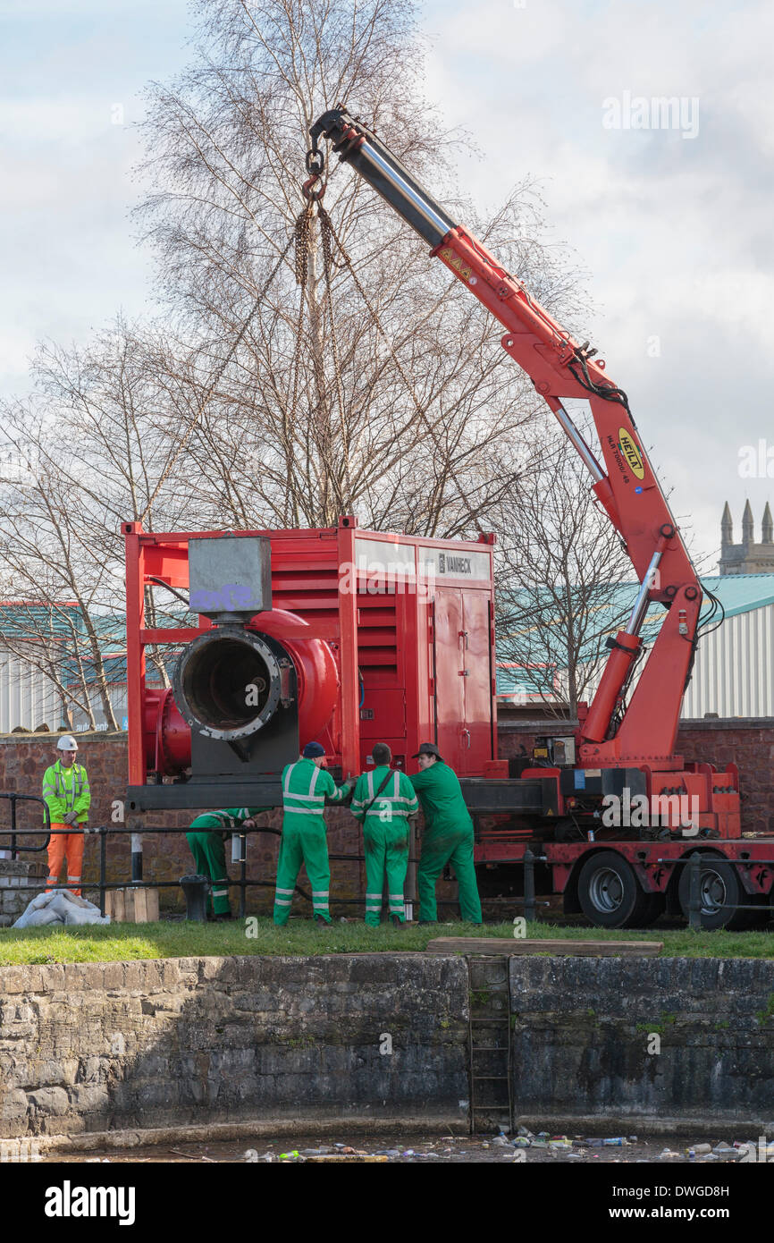 Bridgwater Docks, Somerset, UK. 7. März 2014. Niederländische Vanheck Pumpe nicht demontiert und in einen wartenden LKW für die hin-und Rückfahrt zurück nach Holland auf Freitag, 7. März 2014 in Bridgwater Docks geladen wird. Die Hochleistungs-Pumpe wurde von der Umweltagentur Mitte Februar als Vorsichtsmaßnahme zu Pumpwasser zurück in den Fluß Parrett Überflutung des Bridgewater Kanals zu verhindern installiert. Dies folgt die schwersten Überschwemmungen auf der Somerset Levels in lebendige Geschichte. Bildnachweis: Nick Kabel/Alamy Live-Nachrichten Stockfoto