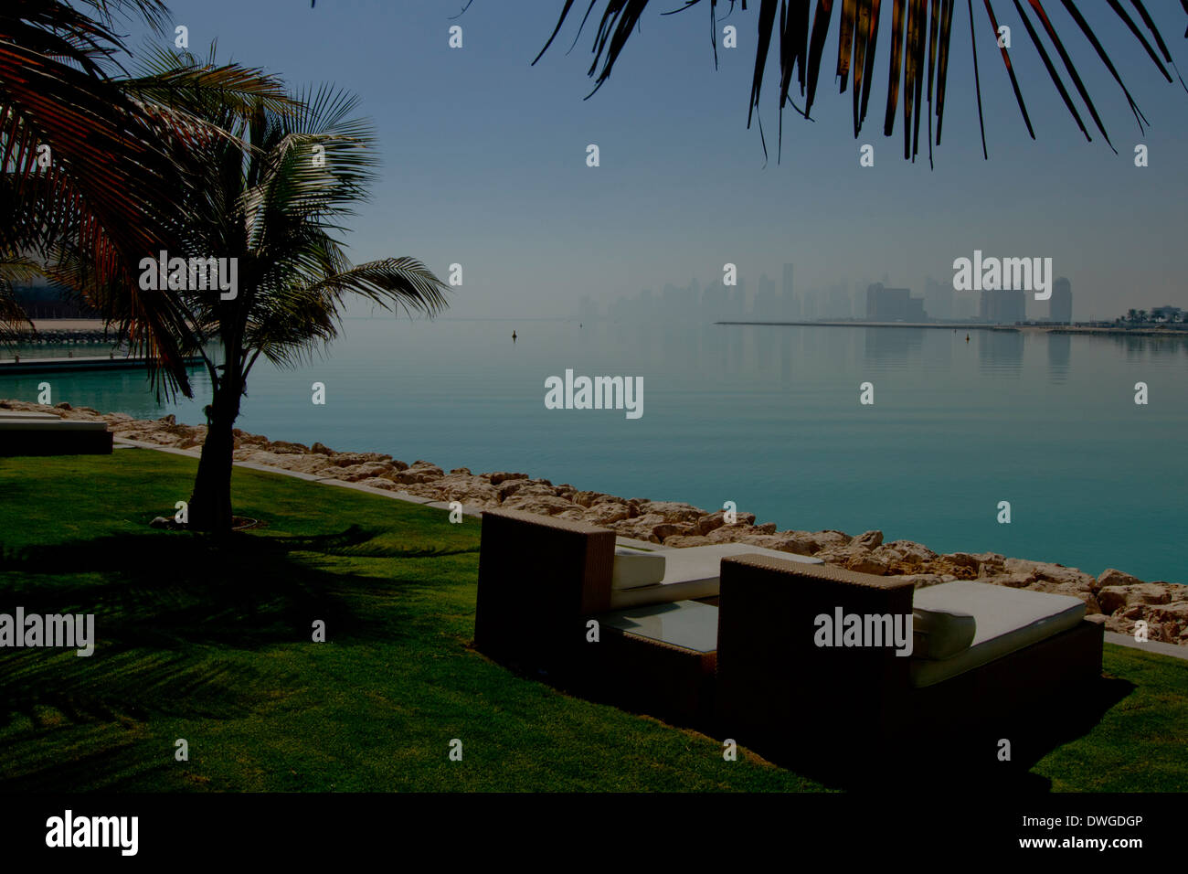 Katar Doha Meer Stadt Skyline Sonnenliege Palm Stockfoto