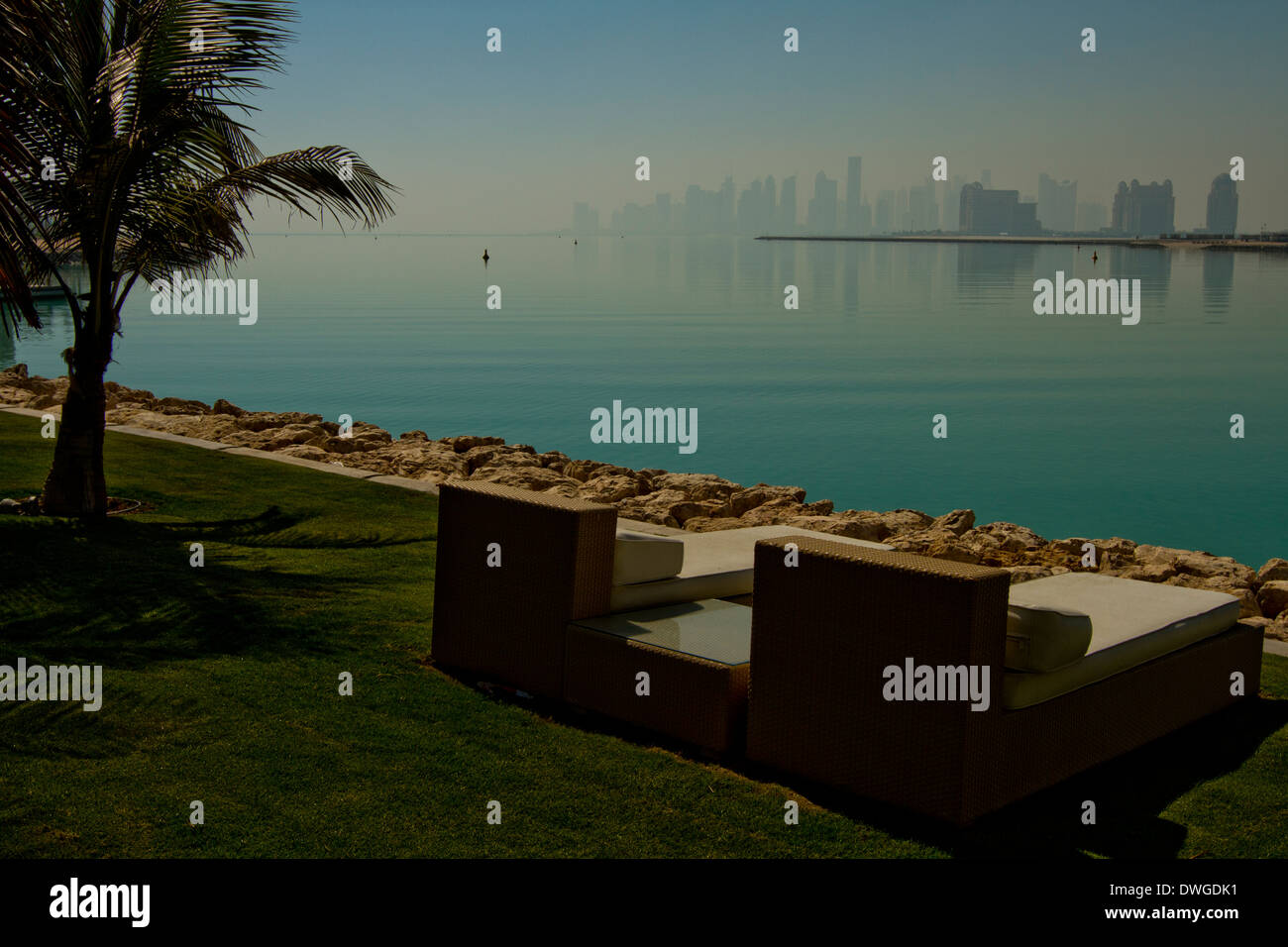 Katar Doha Meer Stadt Skyline Sonnenliege Palm Stockfoto