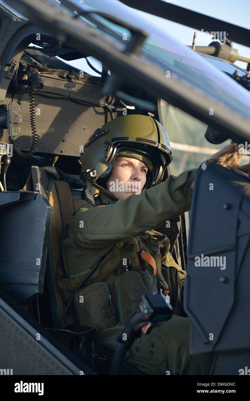 Italienische Militärpilot in Mangusta Helikopter-cockpit Stockfoto