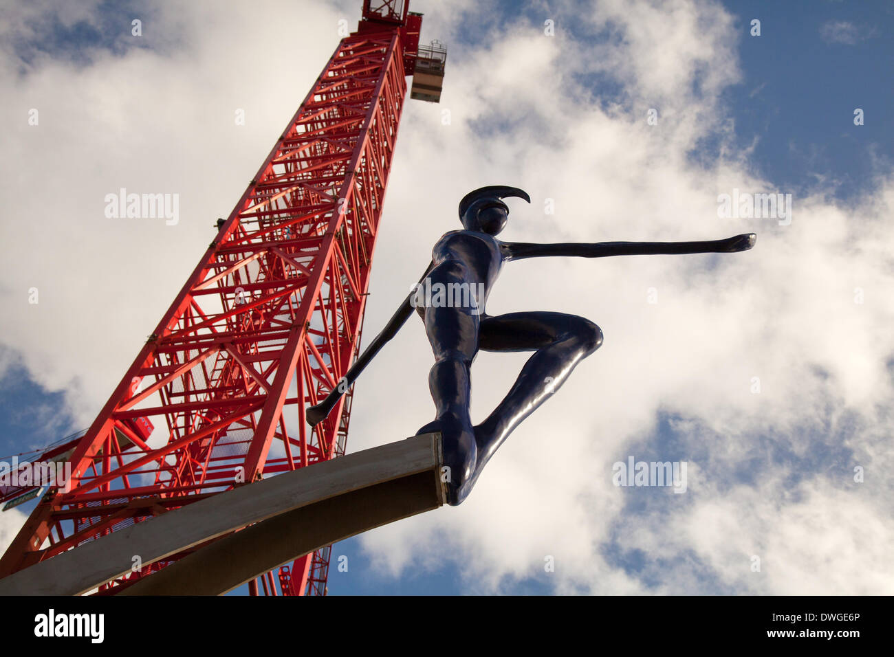 Sky Tower Krane in Manchester März 2014. Carillion 1st Street Development. Nummer eins der First Street Colin Spofforth Acrobat Skyline Skulpturen, eine prestigeträchtige Regenerationsstätte im Bau. Stockfoto