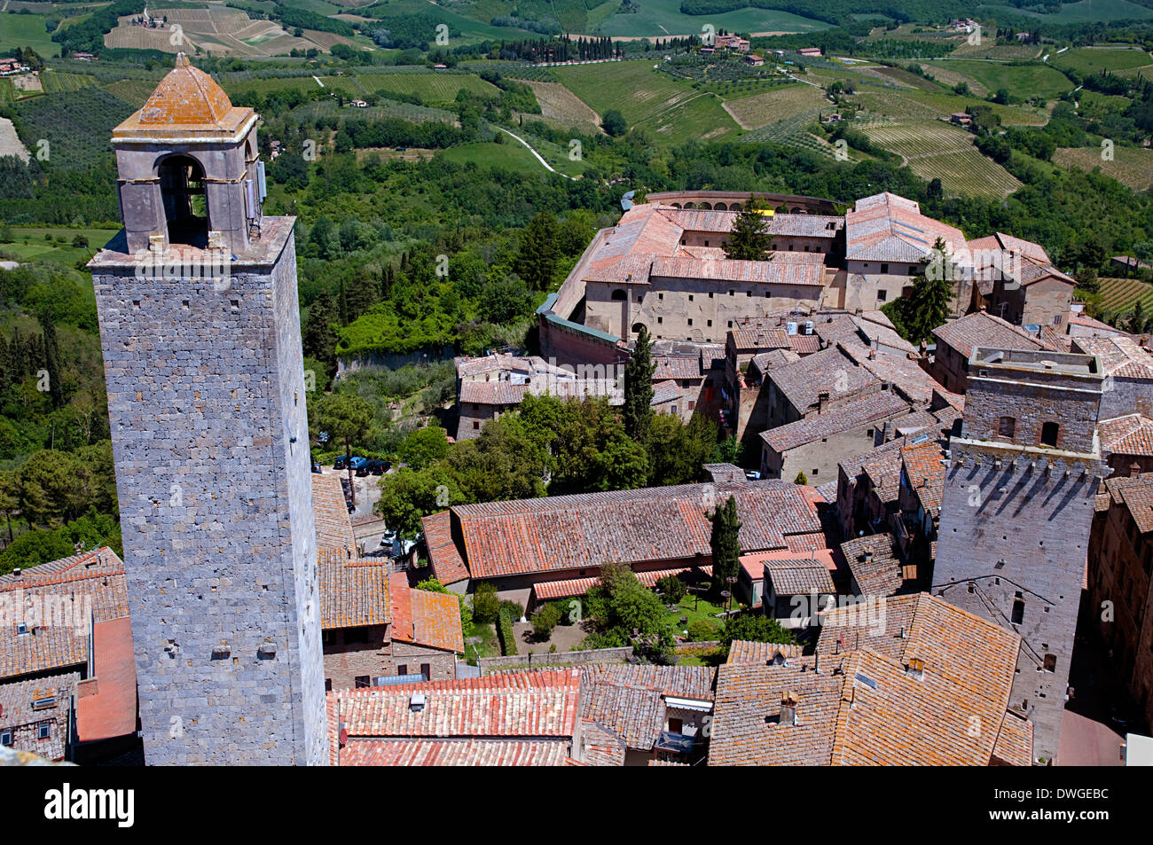 Ein Blick von der Torre Grossa über der mittelalterlichen Stadt San Gimignano mit dem Glockenturm im Vordergrund, Siena, Toskana Stockfoto