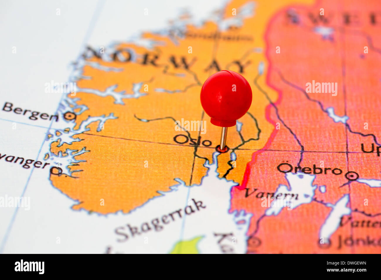 Runde rote Daumen gestochen eingeklemmt durch Stadt von Oslo in Norwegen Karte. Teil der Kollektion deckt alle wichtige Hauptstädten Europas. Stockfoto