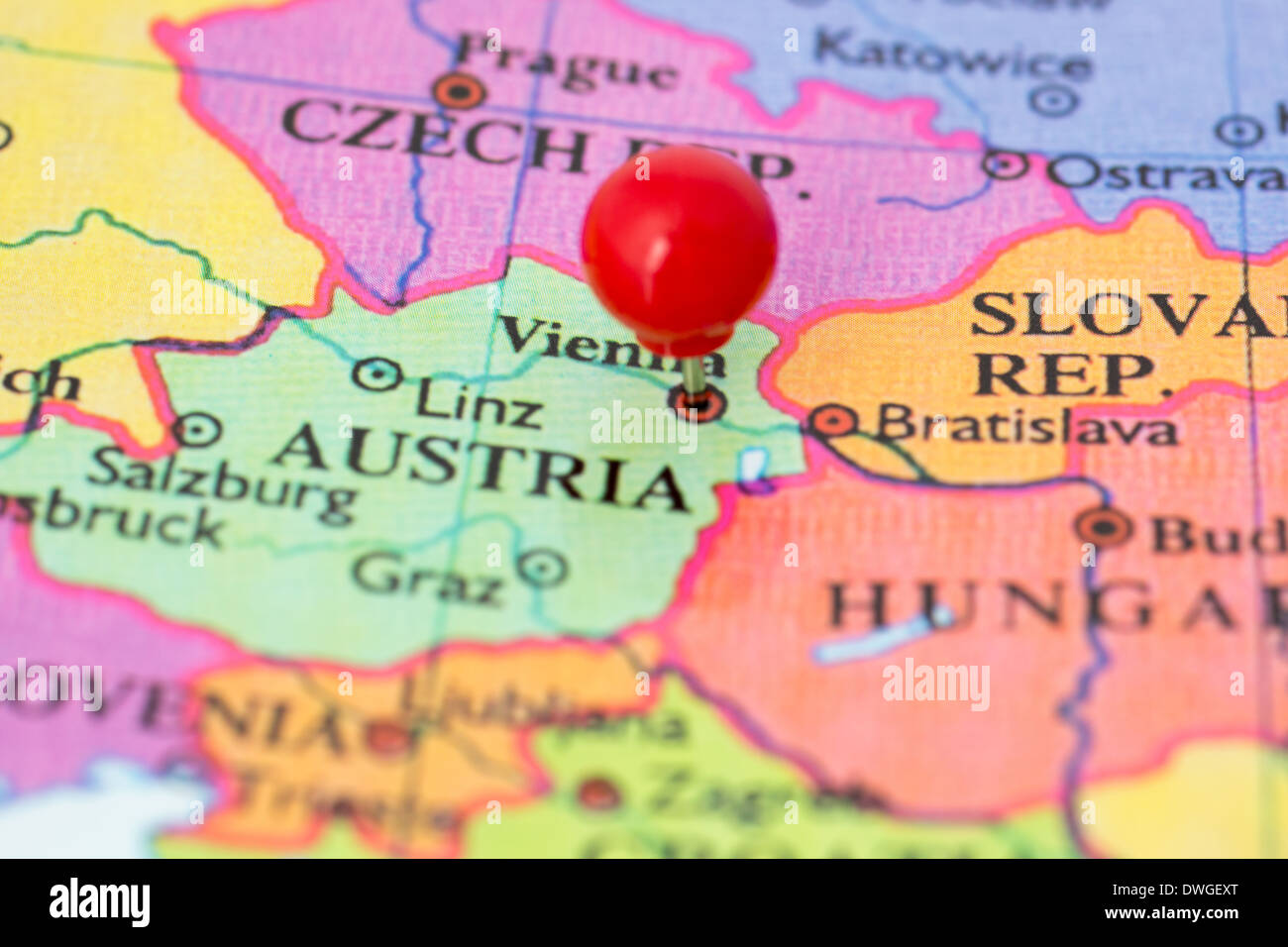 Runde rote Daumen gestochen eingeklemmt durch Stadt Wien in Österreich Karte. Teil der Kollektion deckt alle wichtige Hauptstädten Europas. Stockfoto