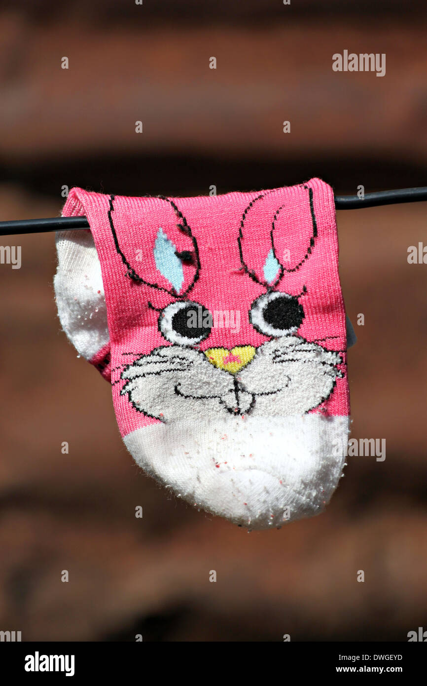 Die alten Socken zu lüften nach dem Waschen. Stockfoto