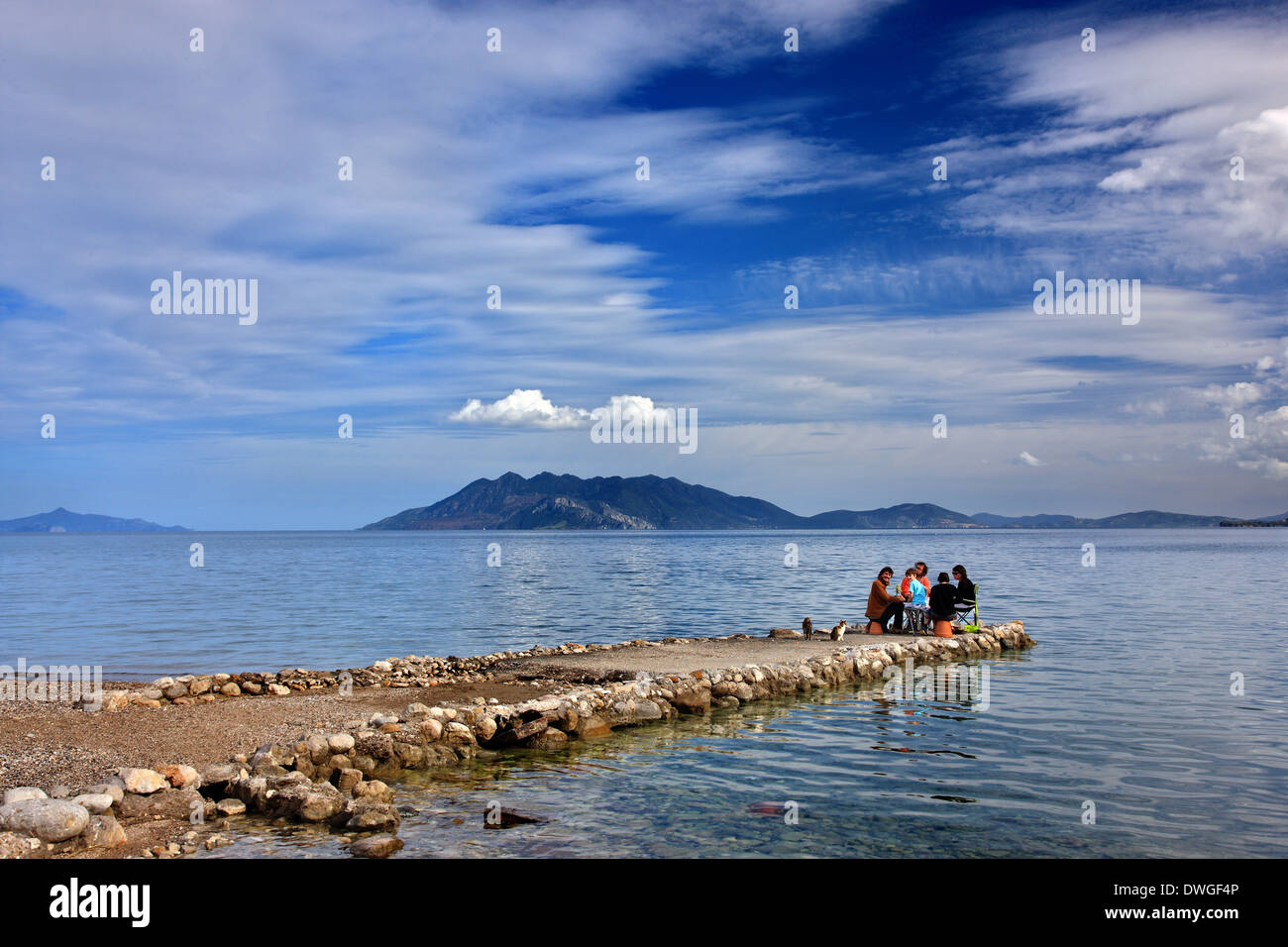 Mittagessen am Meer, in Palaia (oder "Archaia") Epidavros, Argolis, Peloponnes, Griechenland Stockfoto