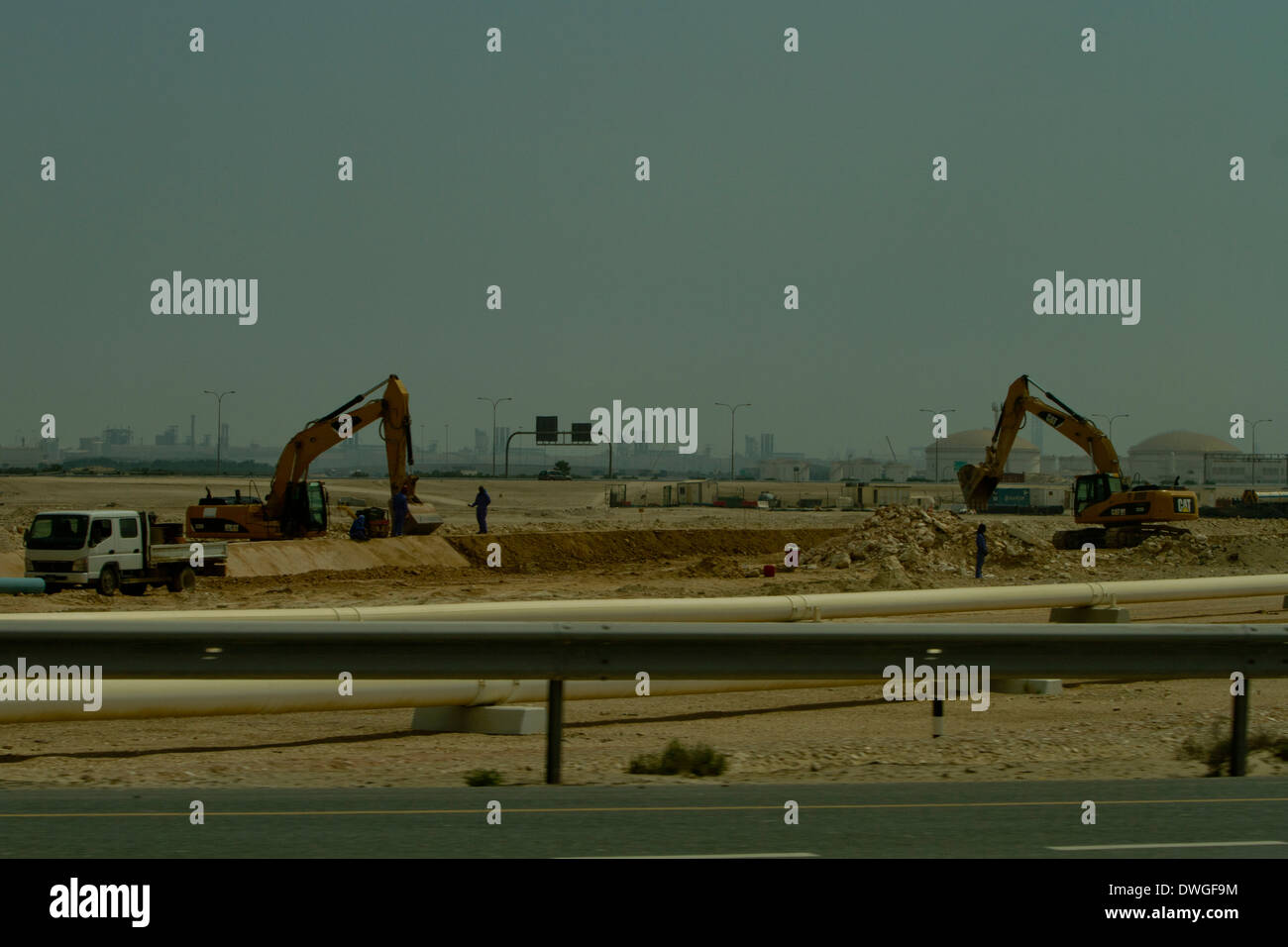 Bau-Szene in Katar mit Kränen und Schutt Stockfoto