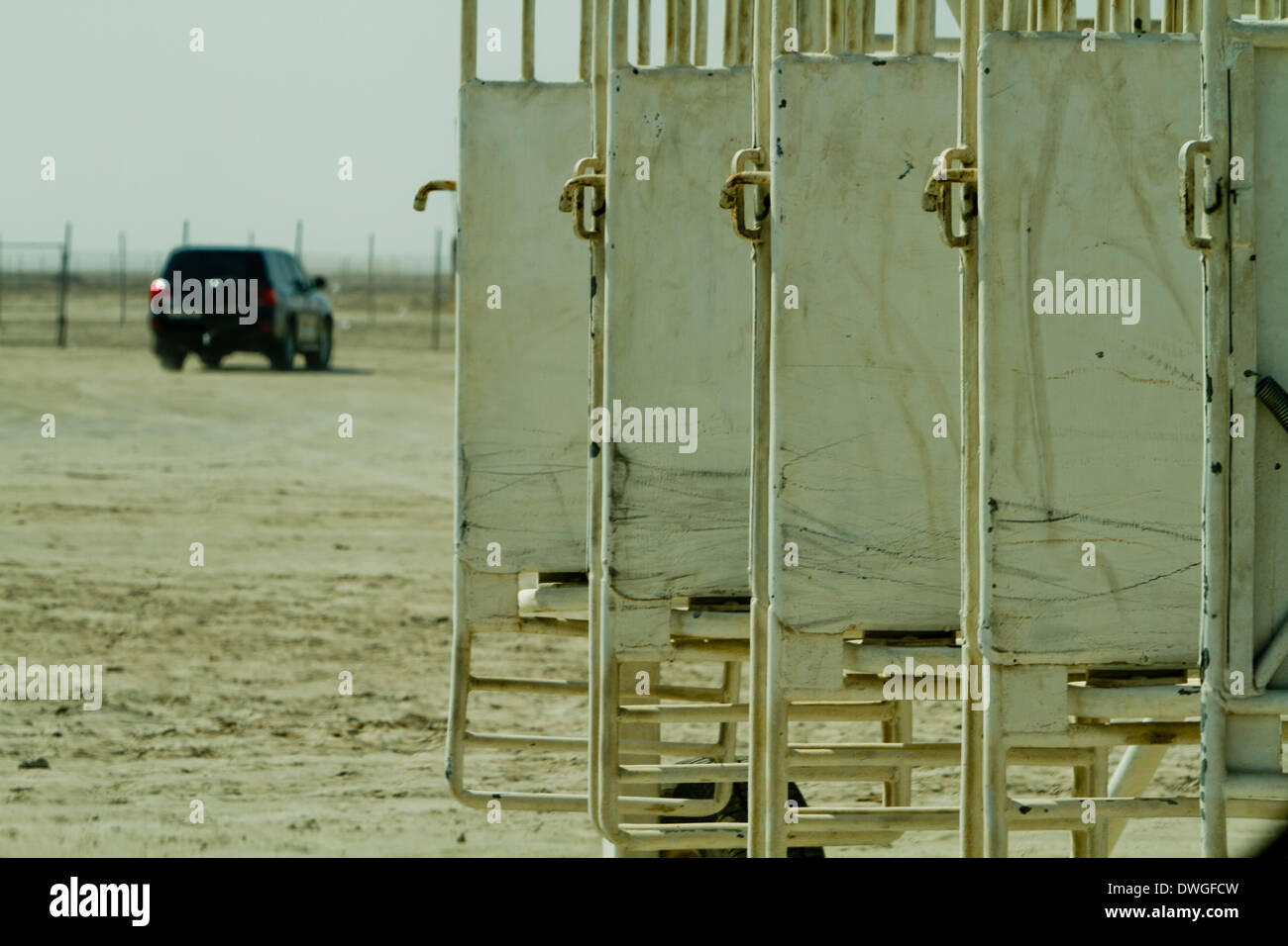 Katar Doha Pferd Starter Tore öffnen Jeep Wüste Stockfoto