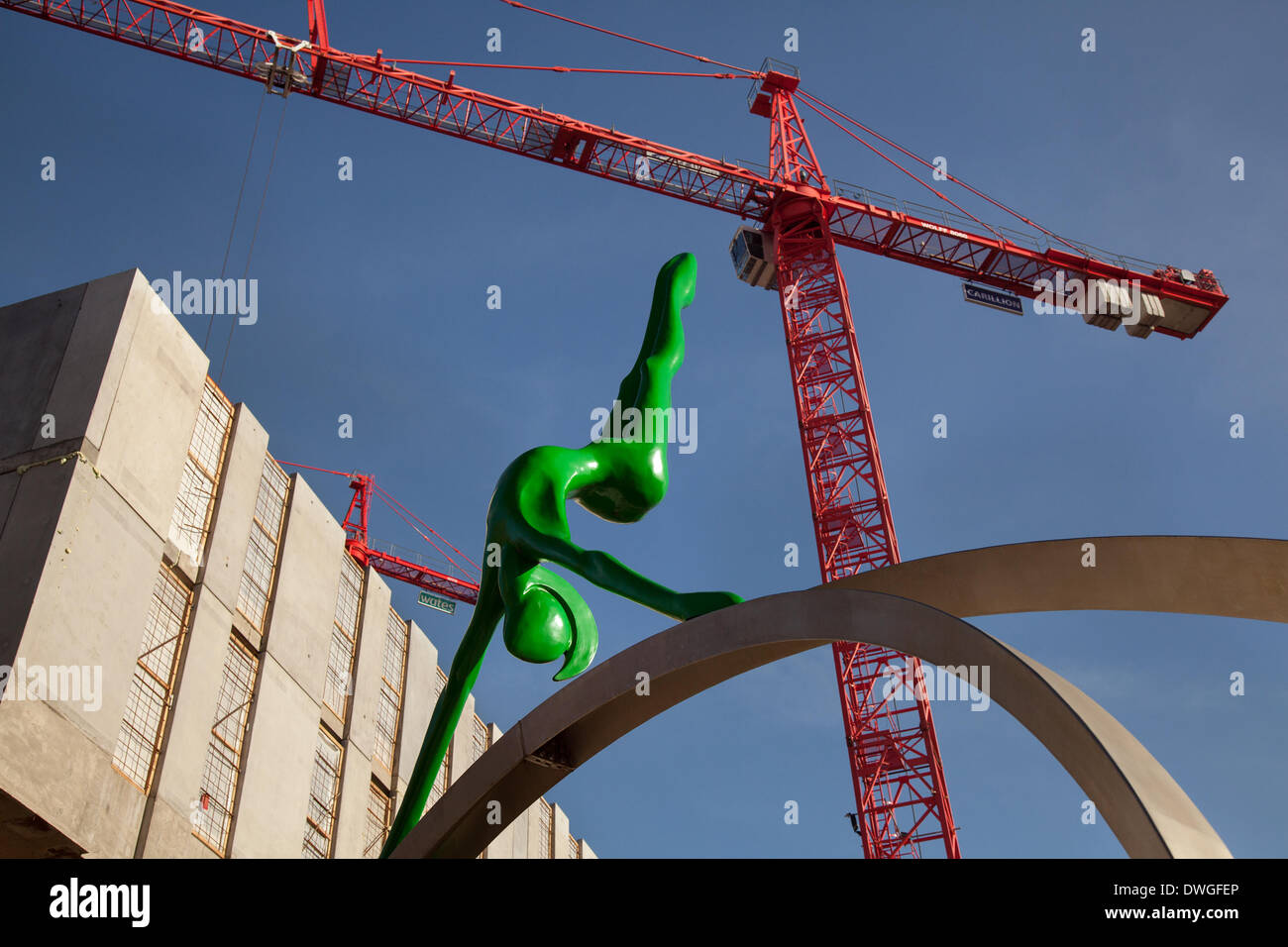 Sky Tower Krane in Manchester März 2014. Carillion 1st Street Development. Nummer eins der First Street Colin Spofforth Acrobat Skyline Skulpturen, eine prestigeträchtige Regenerationsstätte im Bau. Stockfoto