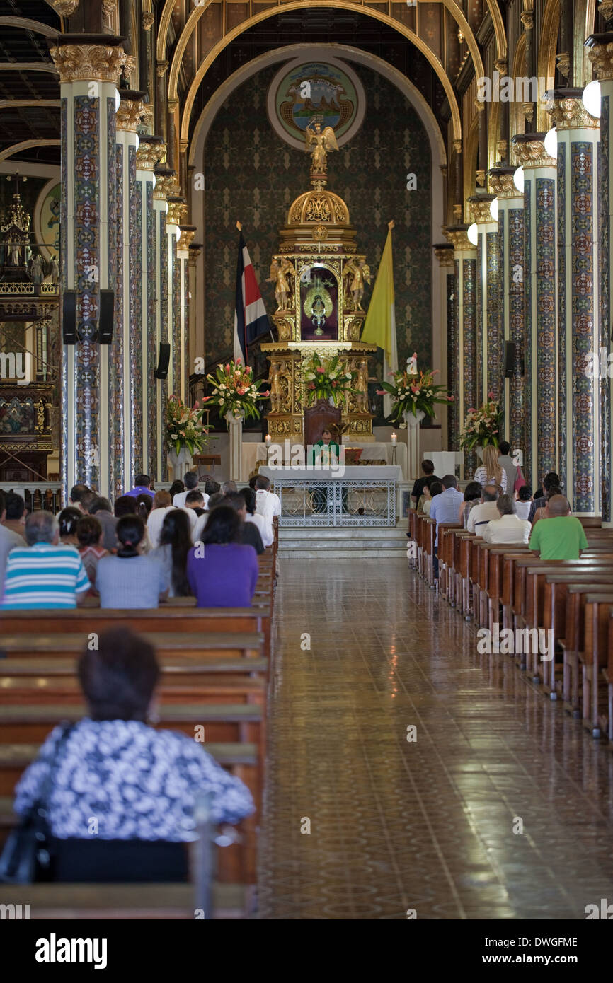 Cartago. Basilica de Nuestra Senora de Los Angeles. Kathedrale unserer lieben Frau von den Engeln. Kirchenschiff, Gottesdienst im Gange. Costa Rica. Stockfoto