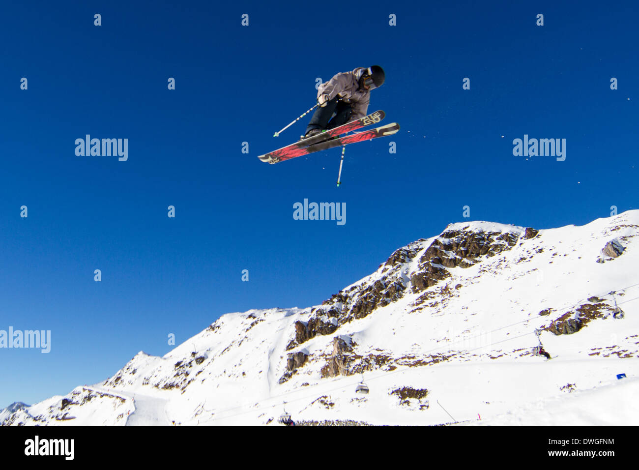 Skifahrer, die Durchführung von Sprung im Skigebiet. Marken sind entfernt worden. Stockfoto
