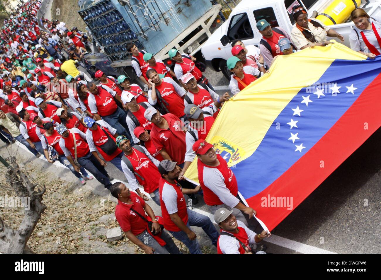 Caracas, Venezuela. 7. März 2014. Regierungsangestellte nehmen Teil an einer Demonstration, die Berg-Baracken zu spät Venezuelas Präsident Hugo Chavez in Caracas, der Hauptstadt Venezuelas, am 7. März 2014 würdigen. Bildnachweis: AVN/Xinhua/Alamy Live-Nachrichten Stockfoto