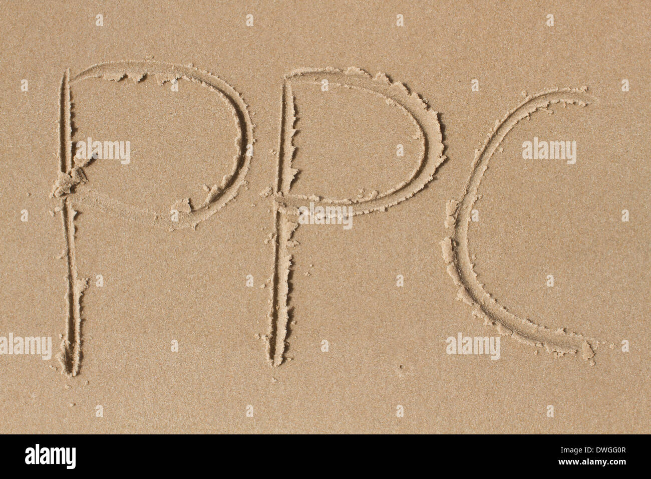 Zeichnung der Buchstaben PPC in Sand. Stockfoto
