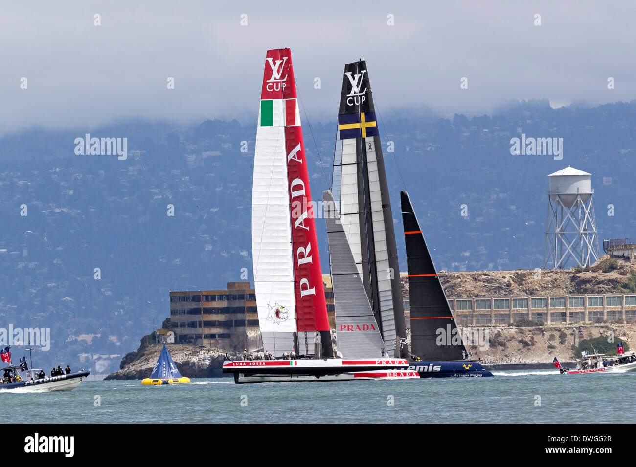 Luna Rossa Challenge Katamaran beginnt ein Wettlauf gegen die Team Artemis Bucht von San Francisco während des 2013-Americas Cup-Wettbewerbs. Stockfoto