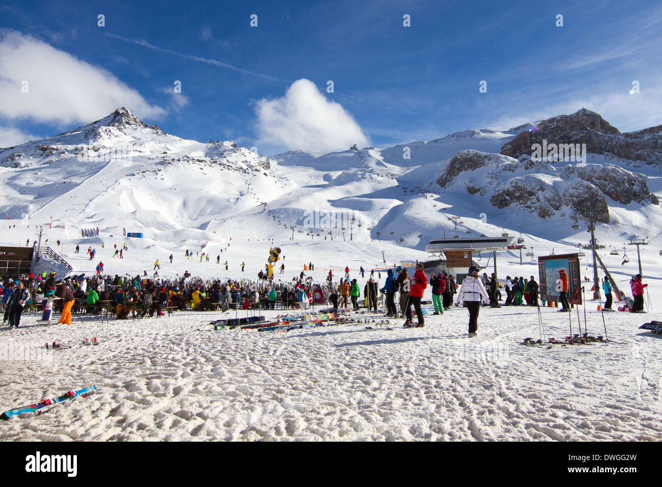 Große Gruppe von Skifahrern versammelten sich Idalp, Ischgl, Österreich. Stockfoto