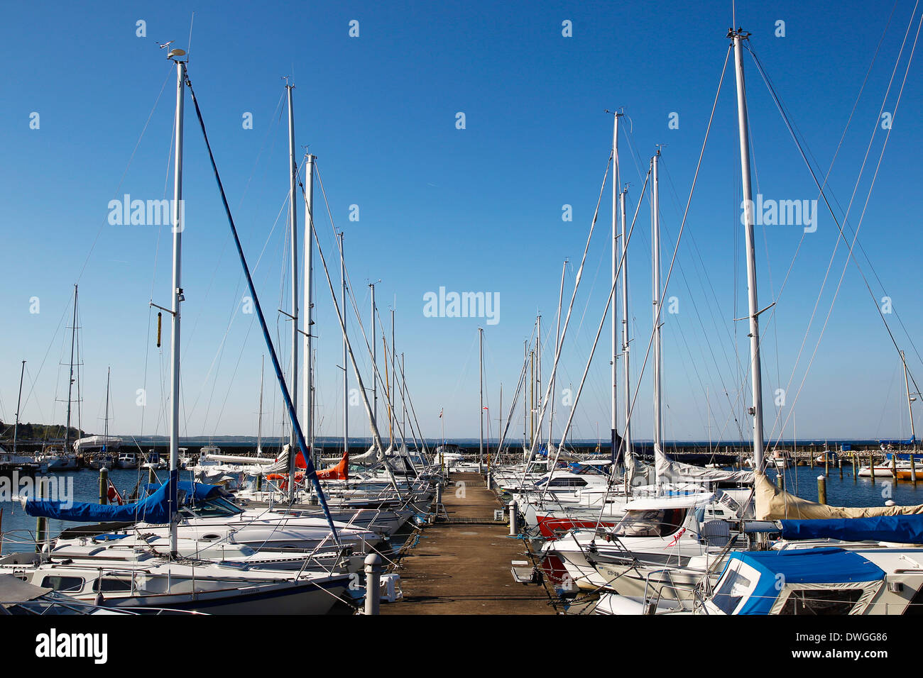 Segeln Boote vertäut an Marina während der Sommerzeit. Stockfoto