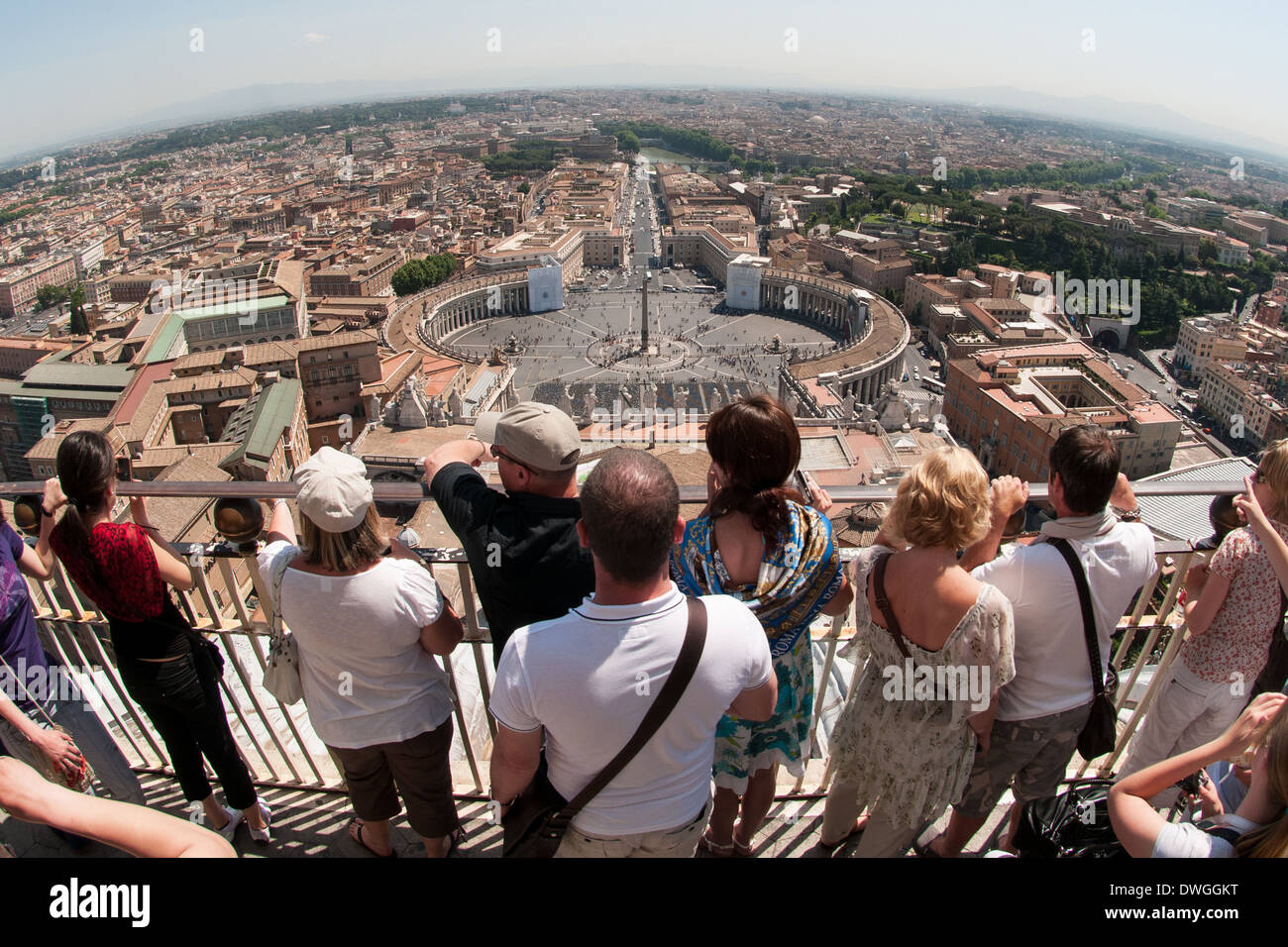 Touristen Blick auf St. Peter's Square und Rom von der Kuppel der St. Peter Basilika in Rom. Italien. Stockfoto