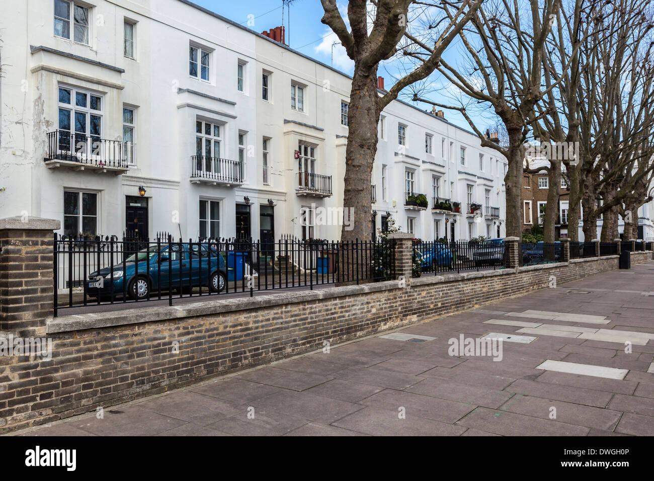 Reihe von typischen weißen Reihenhaus befindet sich in Southwark und Lambeth Road, South London, SE1 Stockfoto