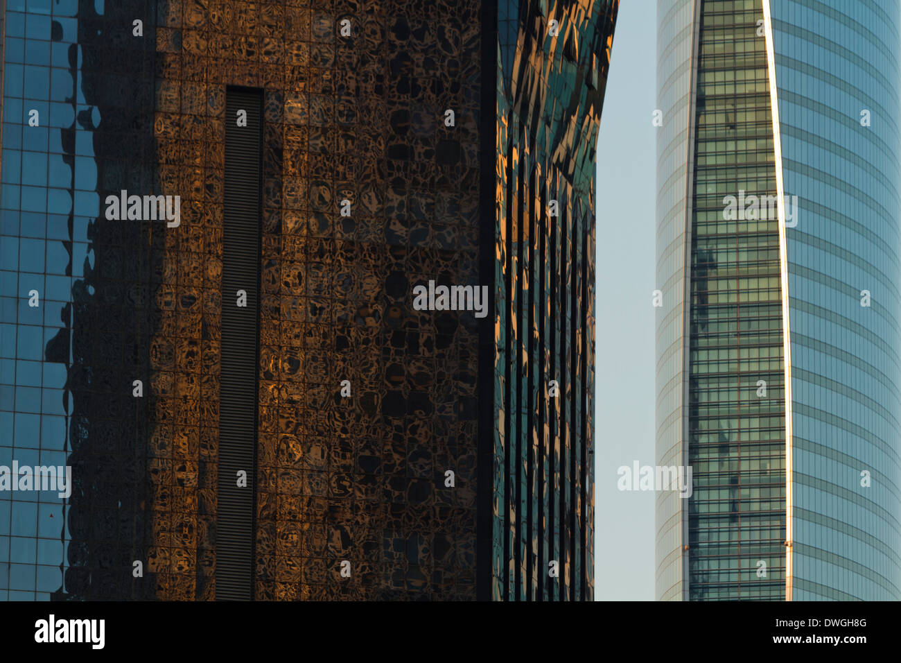Katar Stadt Wolkenkratzer moderne Sonnenuntergang Glastürmen Stockfoto